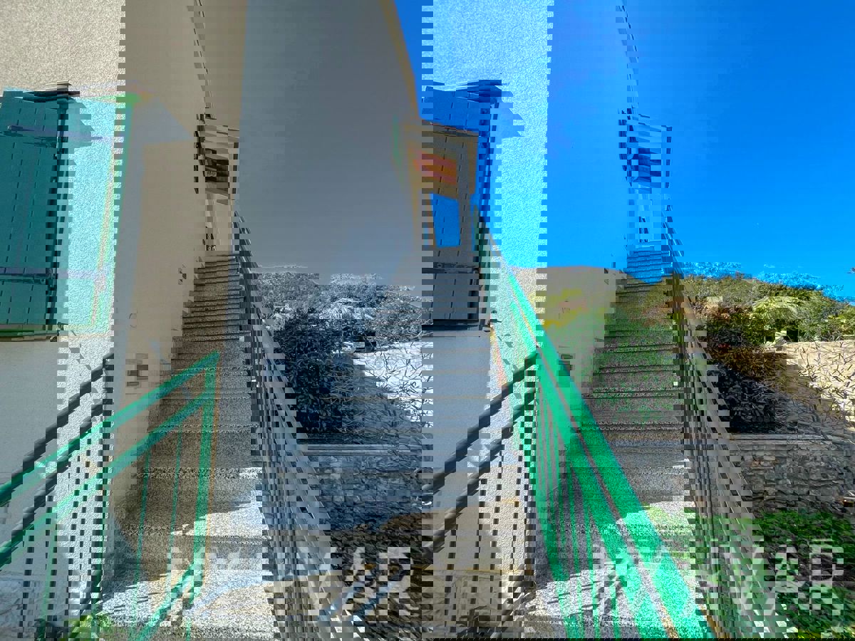 Casa familiare con piscina a Vrisnik