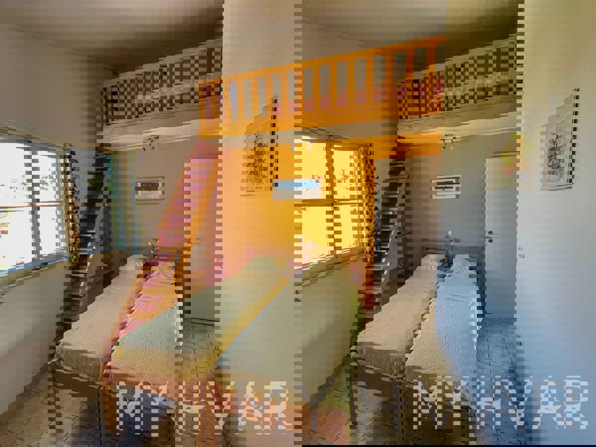 Casa familiare con piscina a Vrisnik