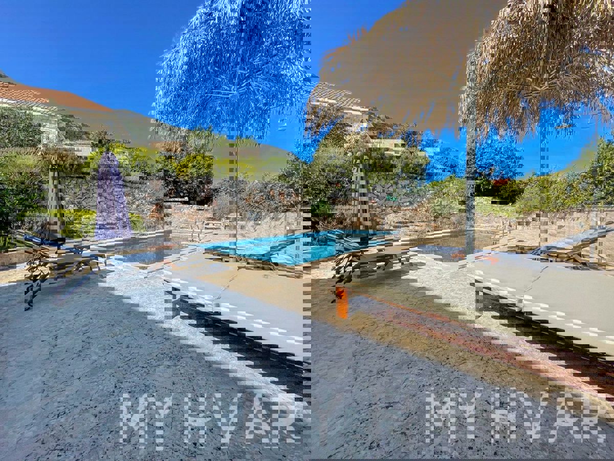 Casa familiare con piscina a Vrisnik