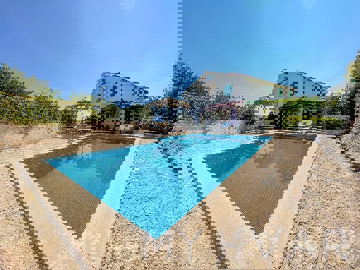 Casa familiare con piscina a Vrisnik