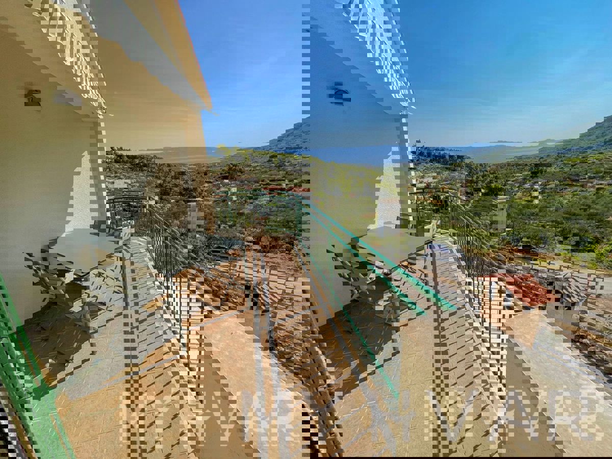 Casa familiare con piscina a Vrisnik