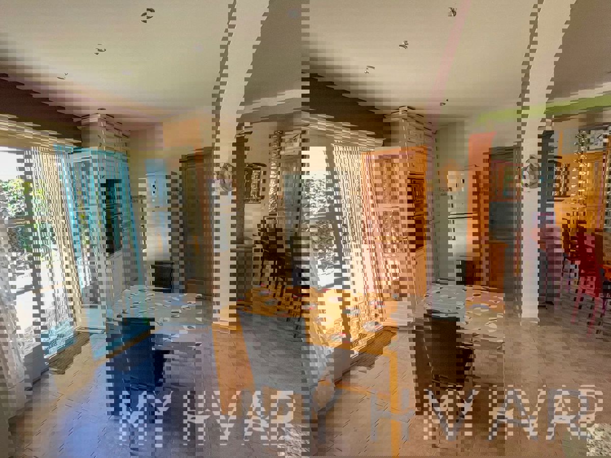 Casa familiare con piscina a Vrisnik