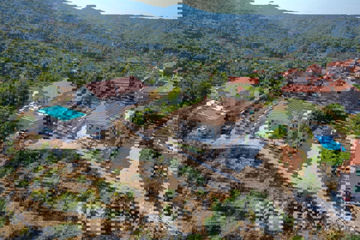 Casa familiare con piscina a Vrisnik