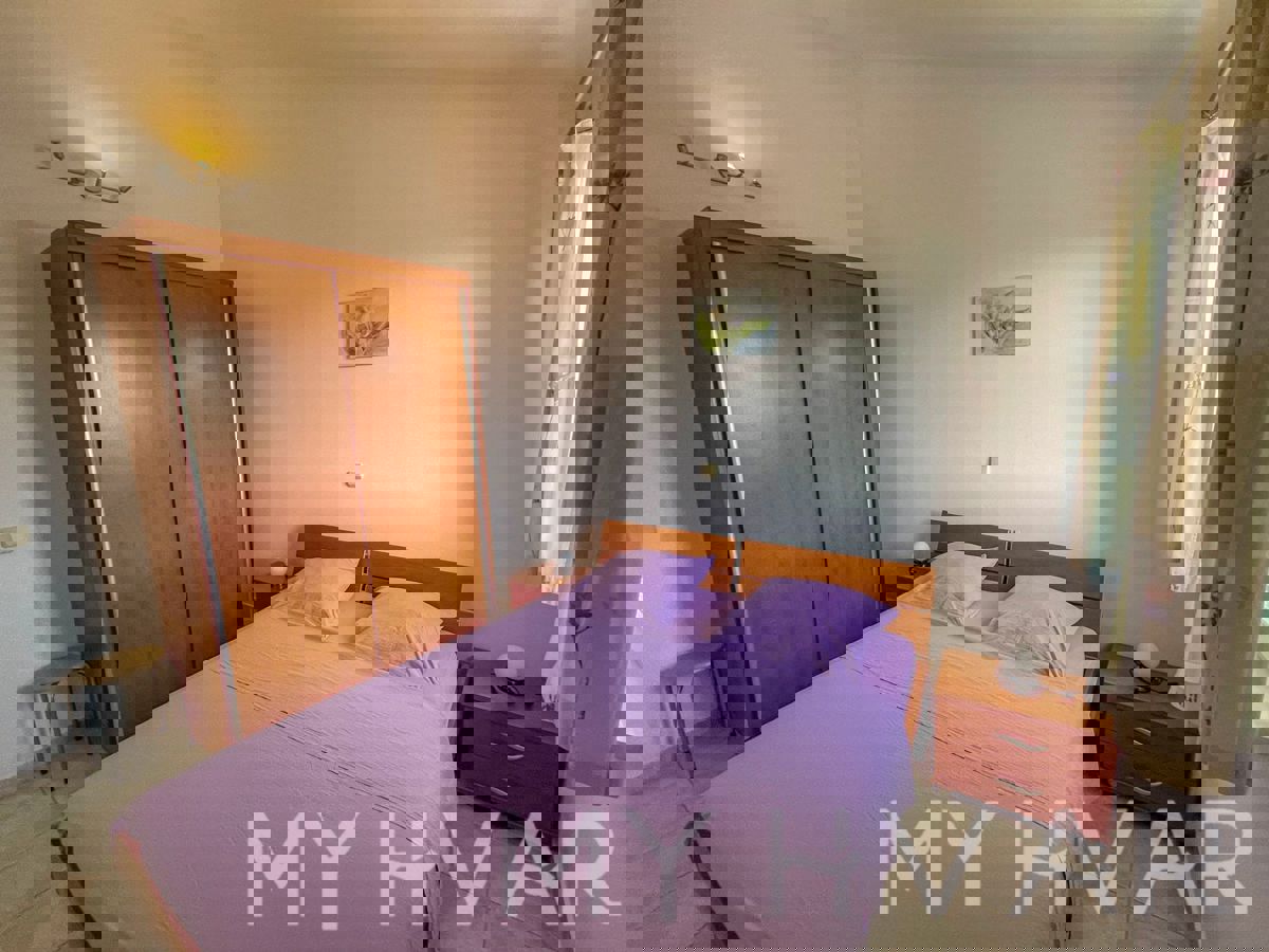 Casa familiare con piscina a Vrisnik