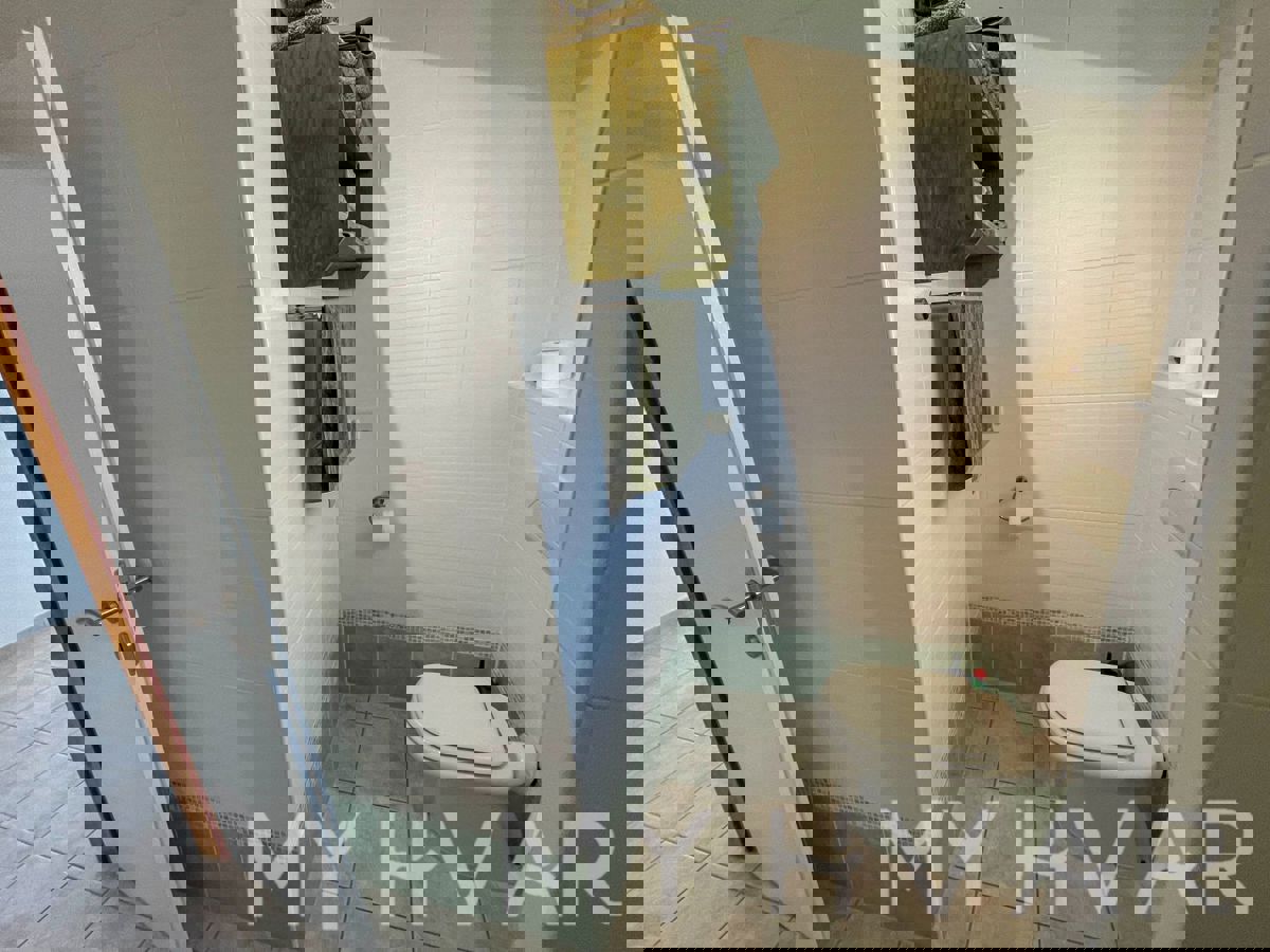 Casa familiare con piscina a Vrisnik