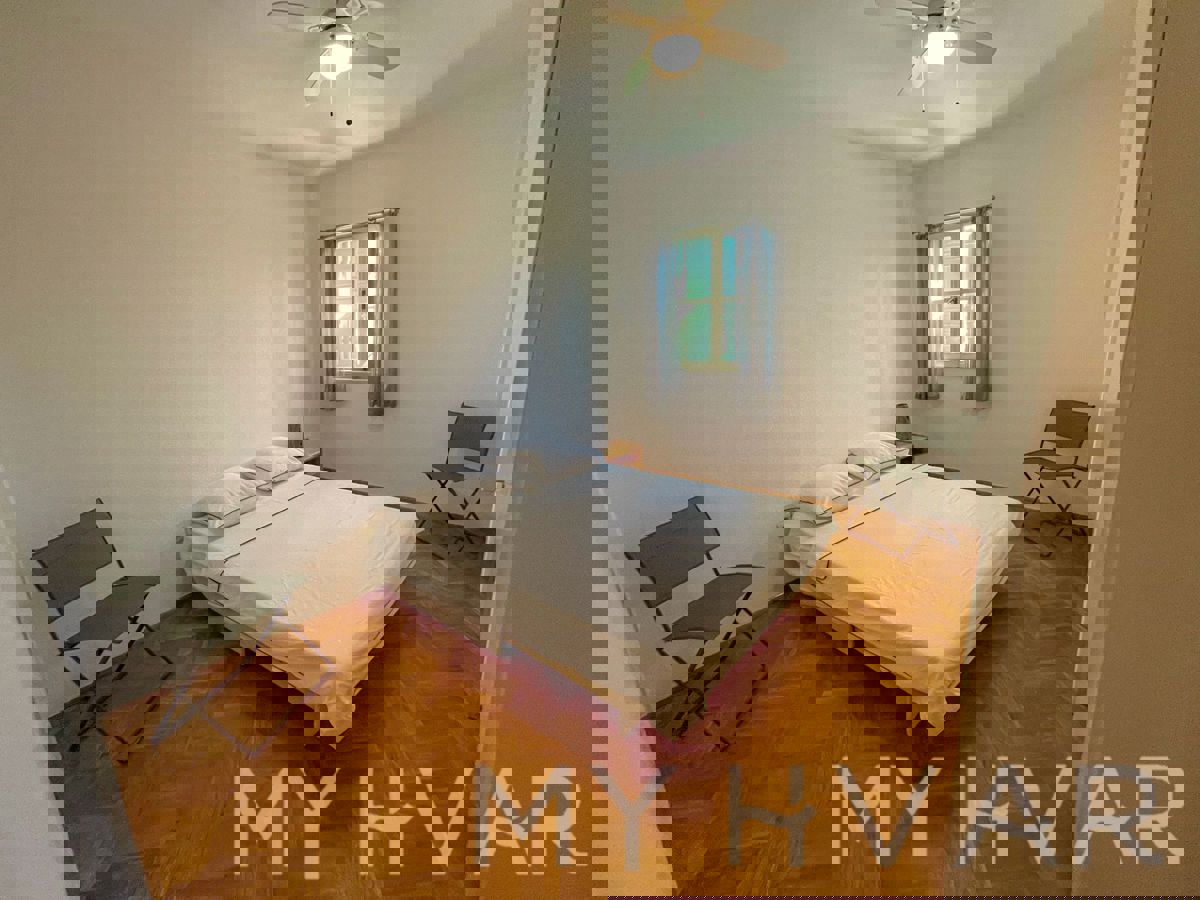 Casa familiare con piscina a Vrisnik