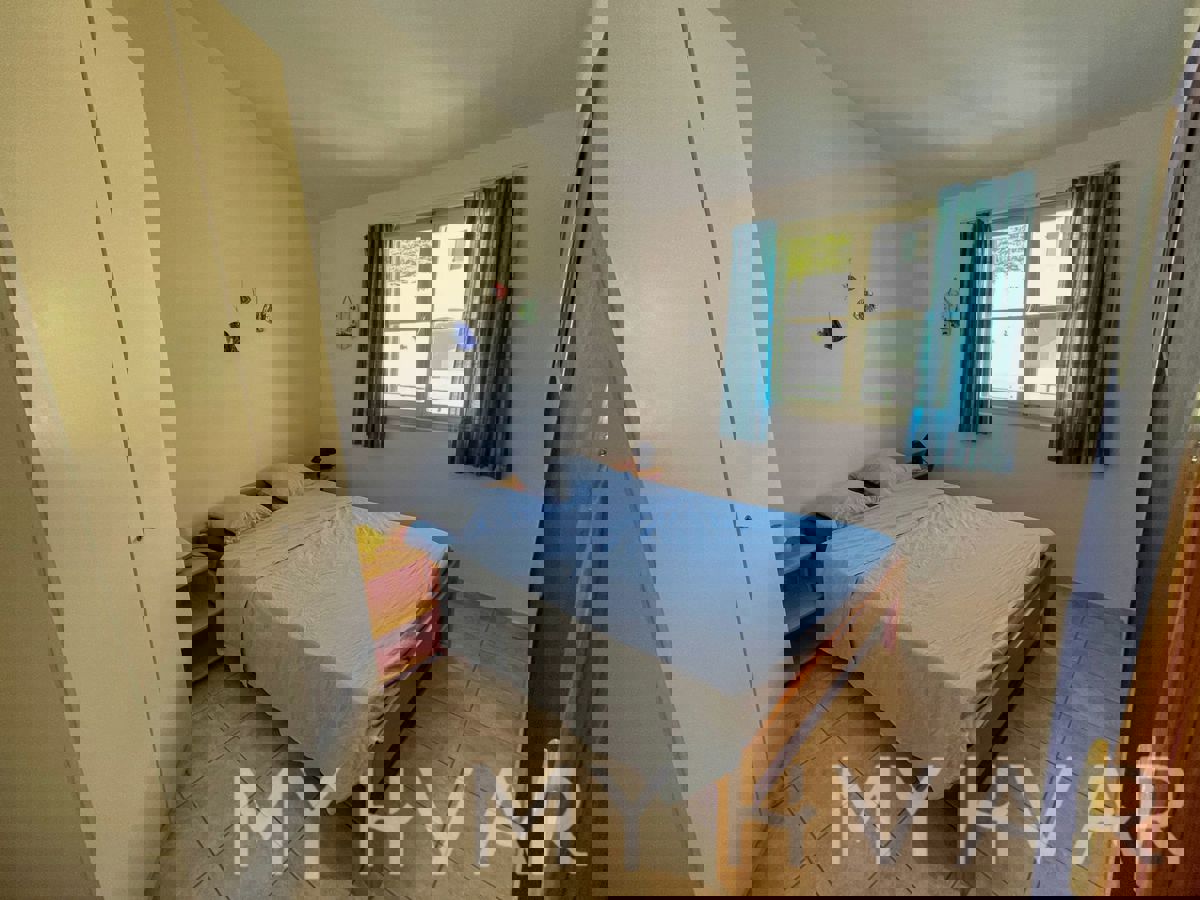 Casa familiare con piscina a Vrisnik