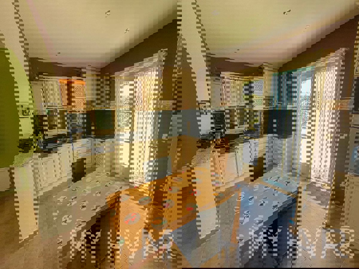 Casa familiare con piscina a Vrisnik