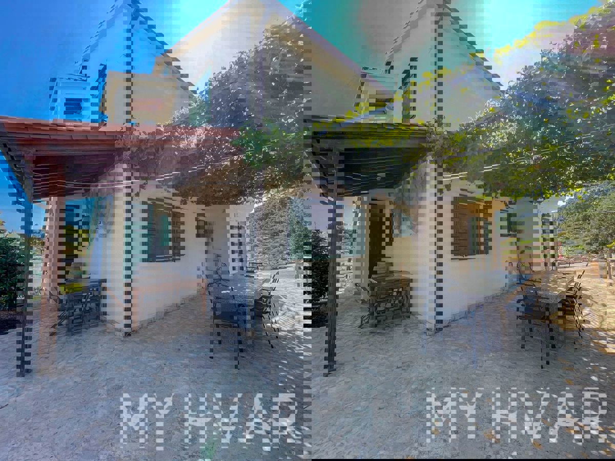 Casa familiare con piscina a Vrisnik