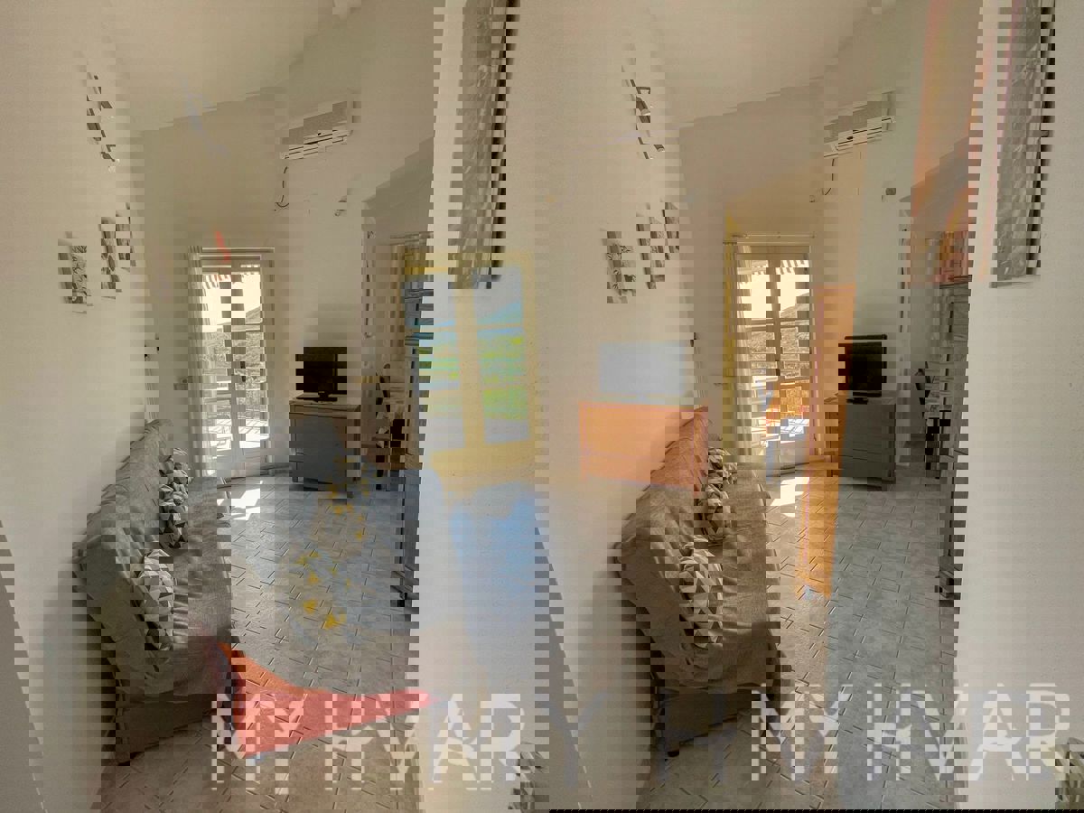 Casa familiare con piscina a Vrisnik