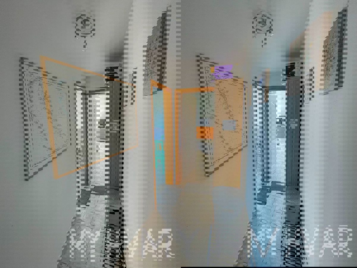 Casa familiare con piscina a Vrisnik