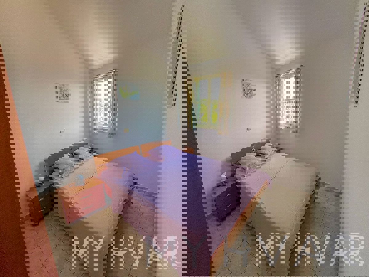 Casa familiare con piscina a Vrisnik