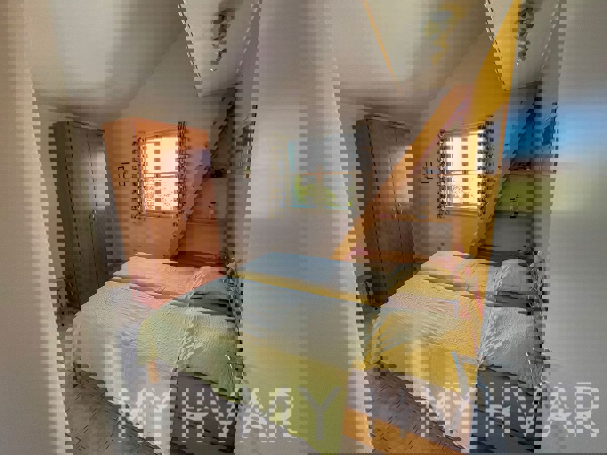 Casa familiare con piscina a Vrisnik