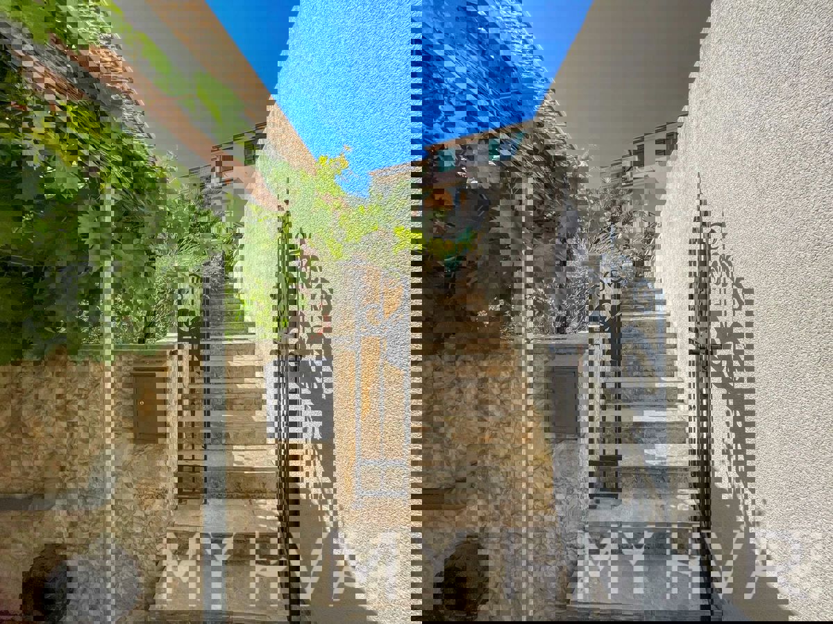 Casa familiare con piscina a Vrisnik