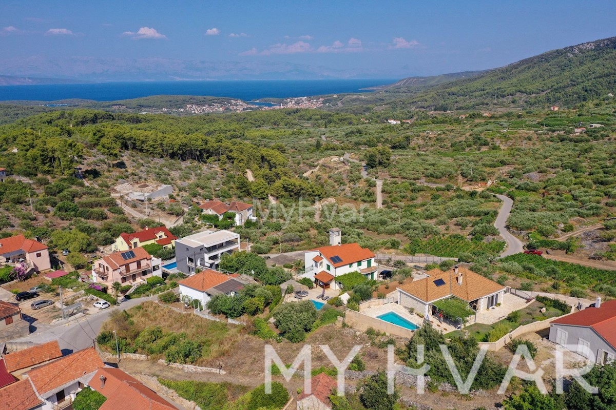 Casa familiare con piscina a Vrisnik