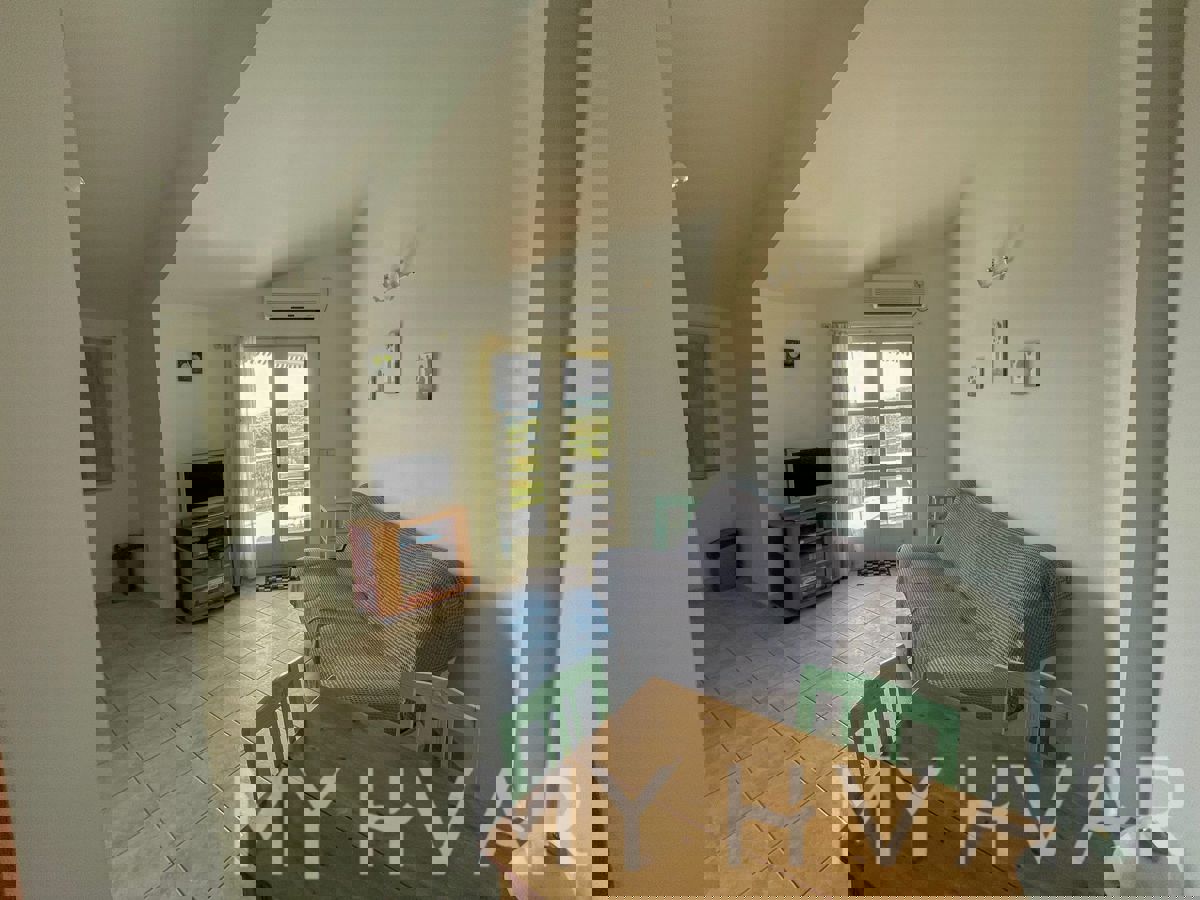 Casa familiare con piscina a Vrisnik