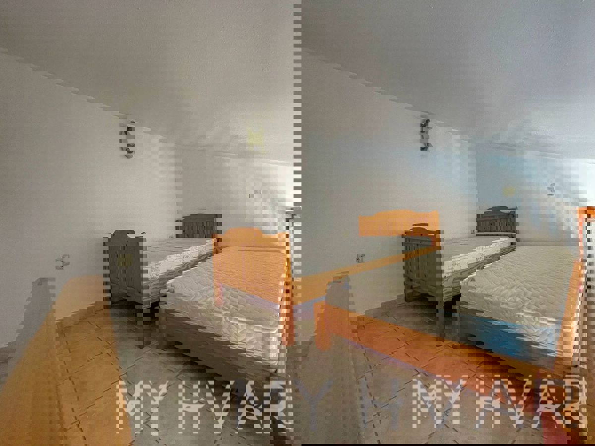 Casa familiare con piscina a Vrisnik