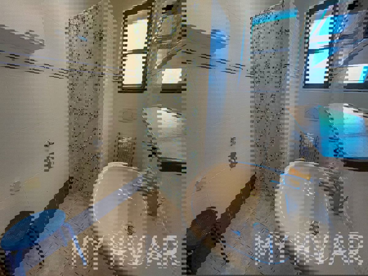 Casa familiare con piscina a Vrisnik