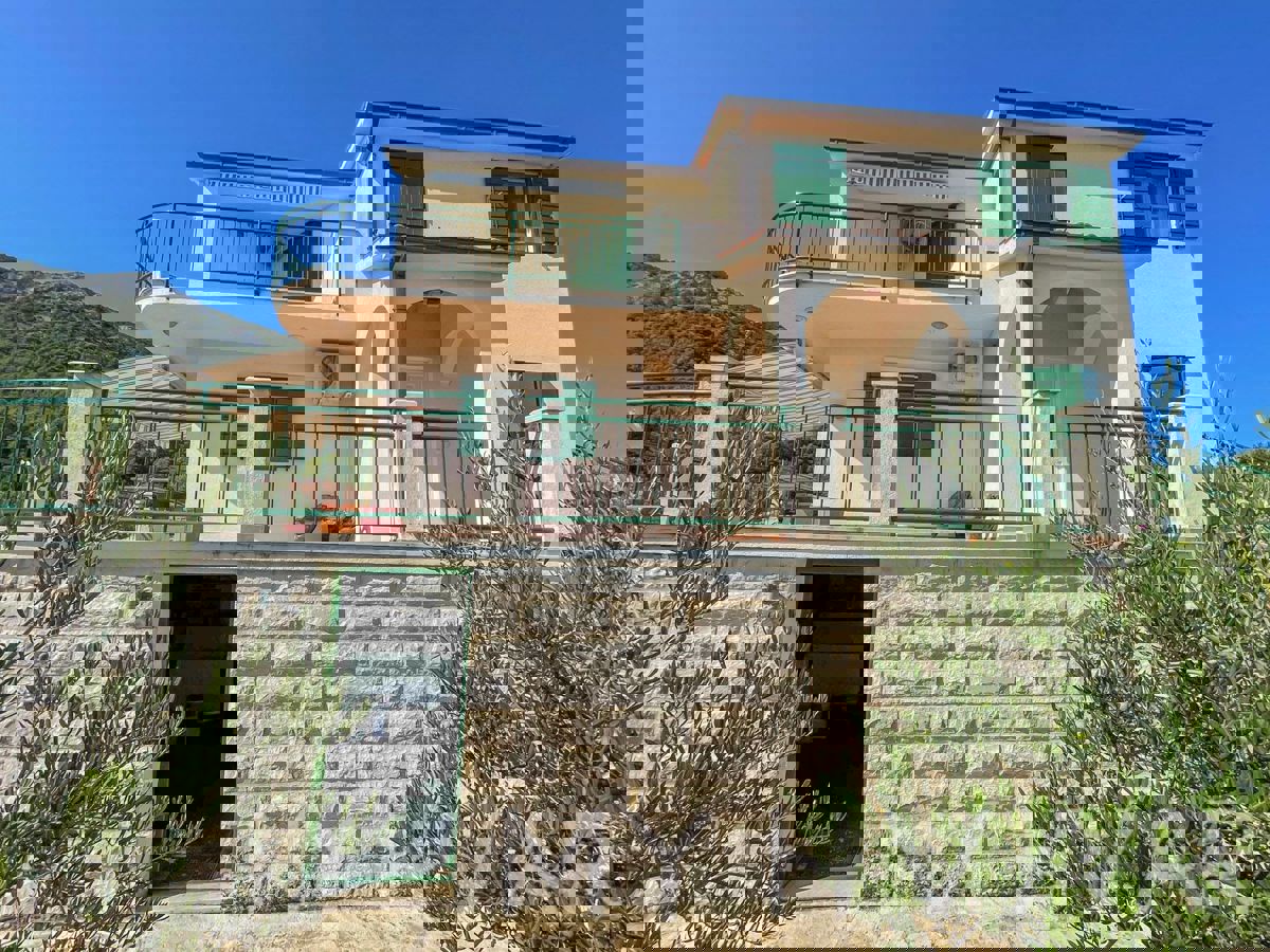 Casa familiare con piscina a Vrisnik