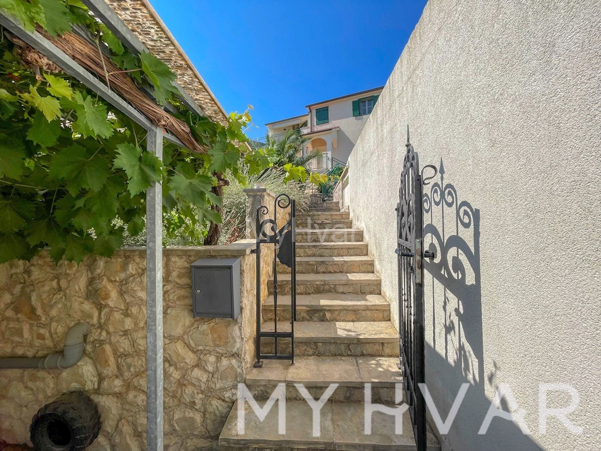 Casa familiare con piscina a Vrisnik