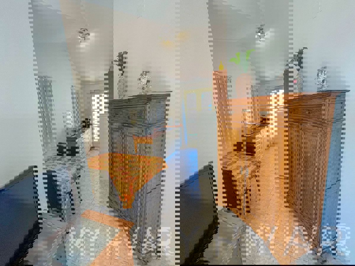 Casa familiare con piscina a Vrisnik