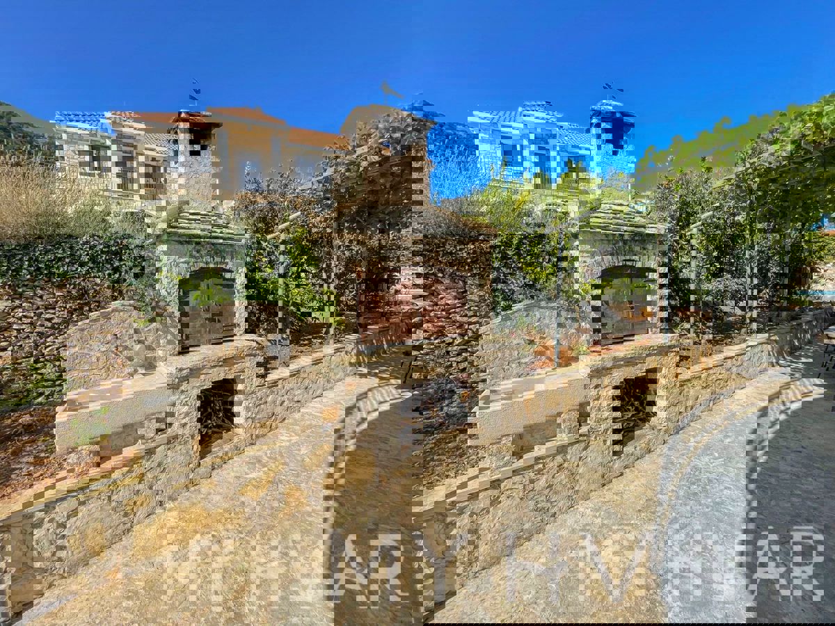 Casa familiare con piscina a Vrisnik