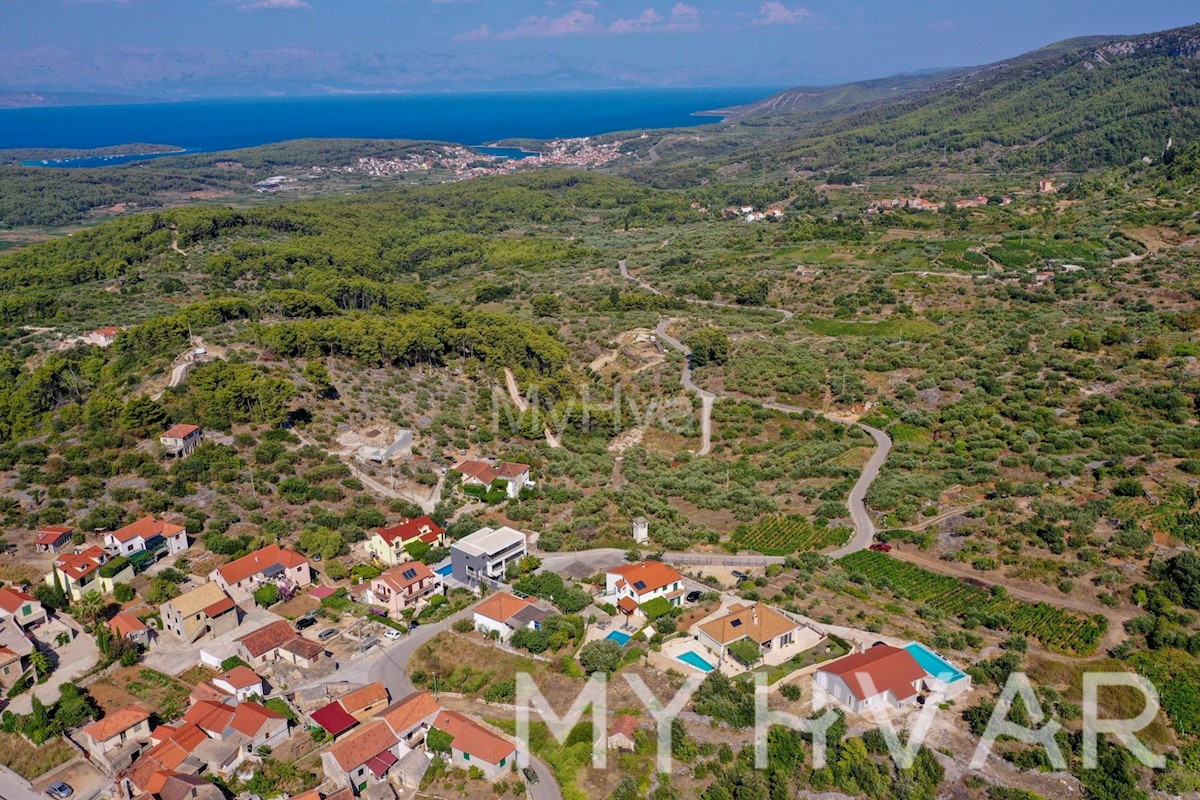 Casa familiare con piscina a Vrisnik