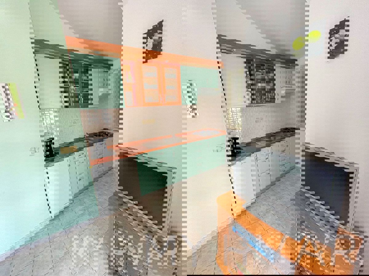 Casa familiare con piscina a Vrisnik