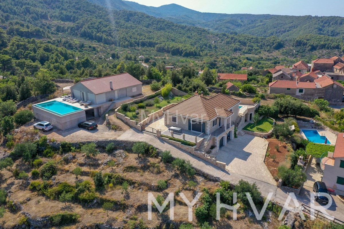 Casa familiare con piscina a Vrisnik