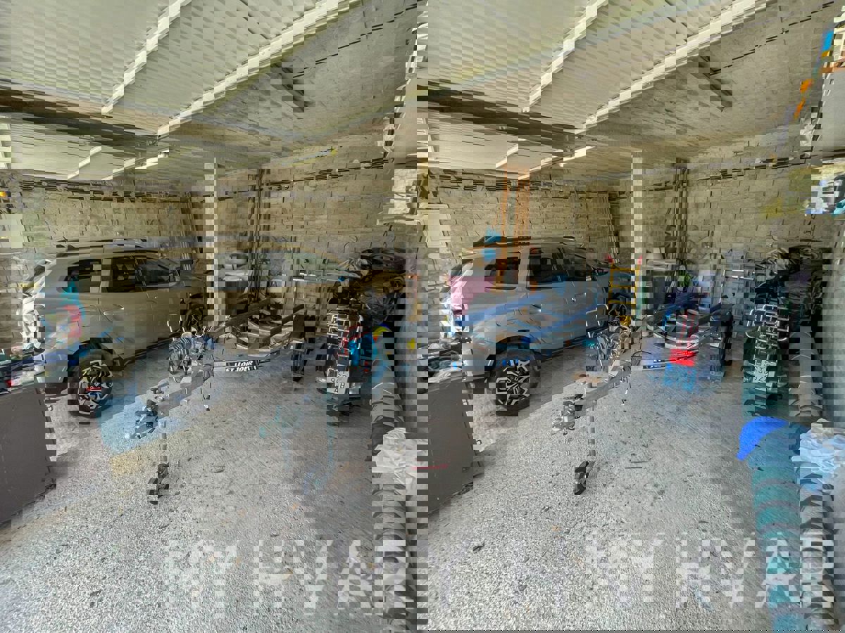 Casa familiare con piscina a Vrisnik