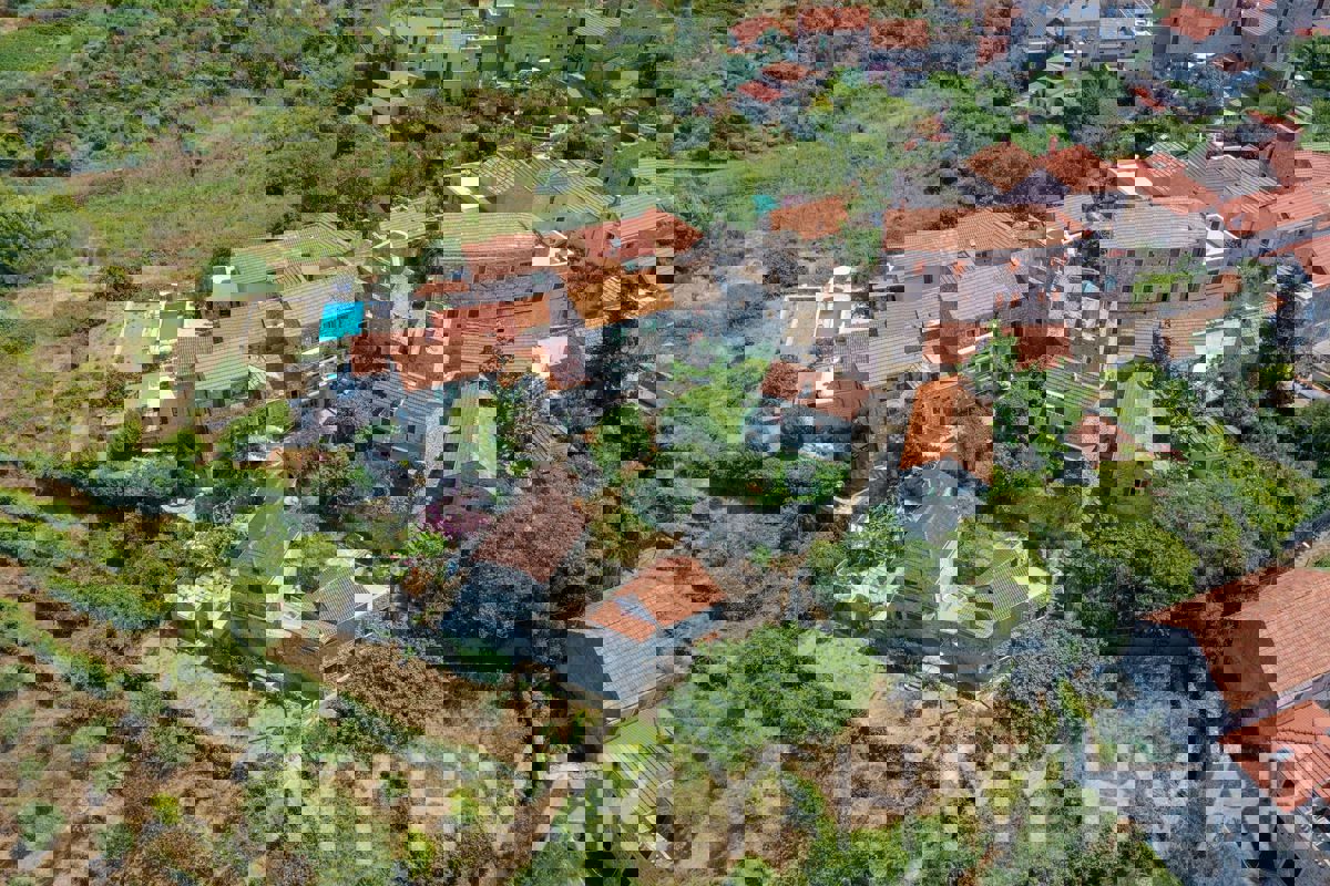 Rovina a quattro piani con cisterna adiacente