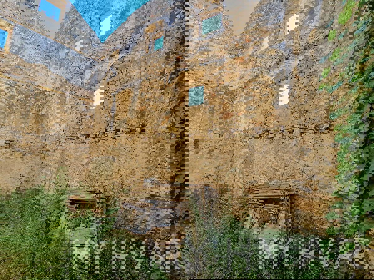 Rovina a quattro piani con cisterna adiacente