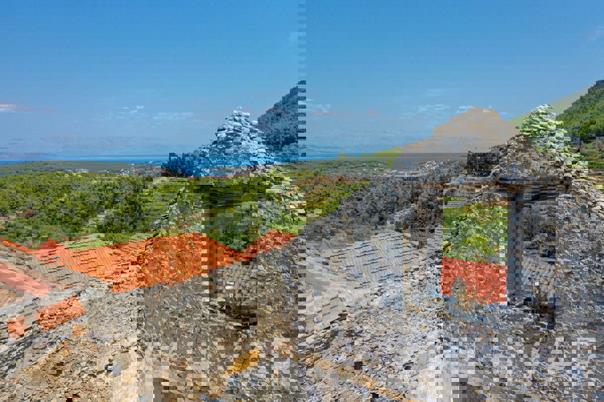 Rovina a quattro piani con cisterna adiacente