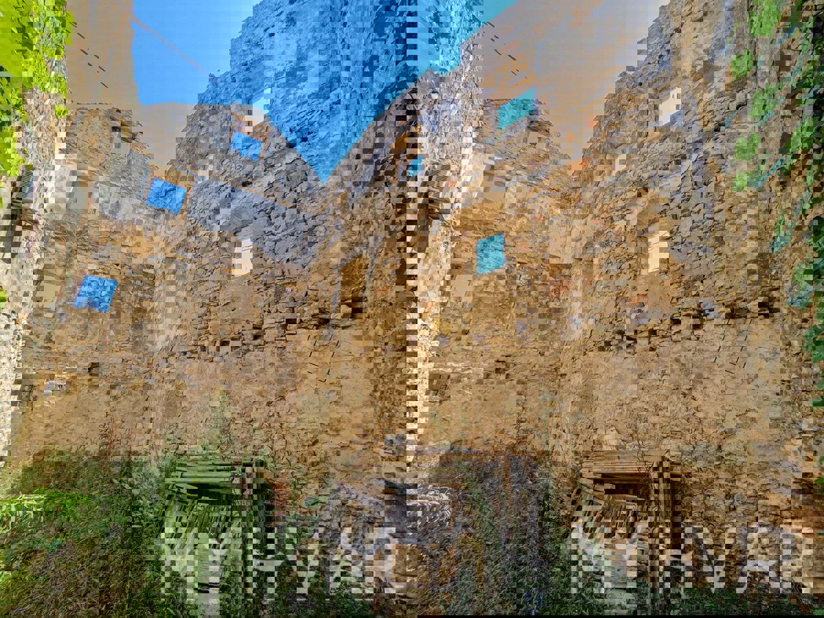 Rovina a quattro piani con cisterna adiacente