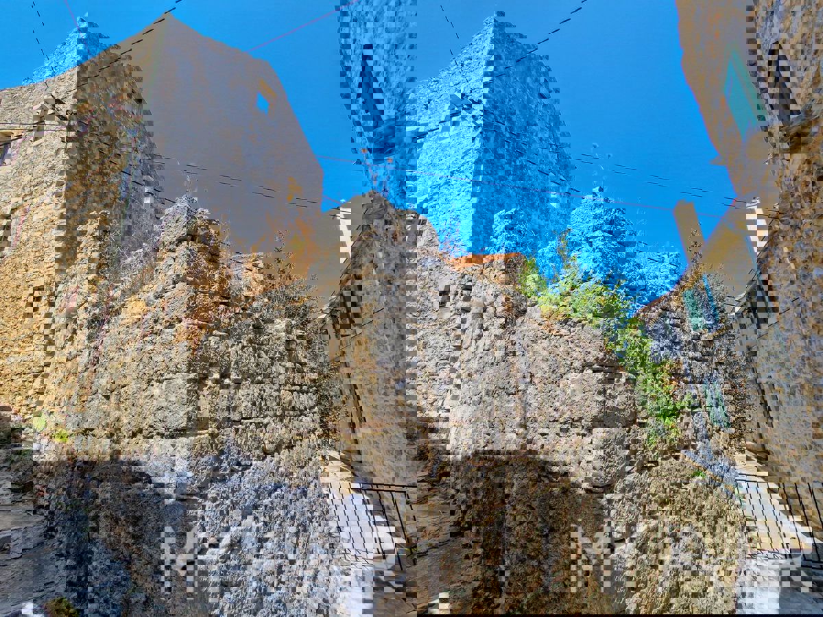 Rovina a quattro piani con cisterna adiacente