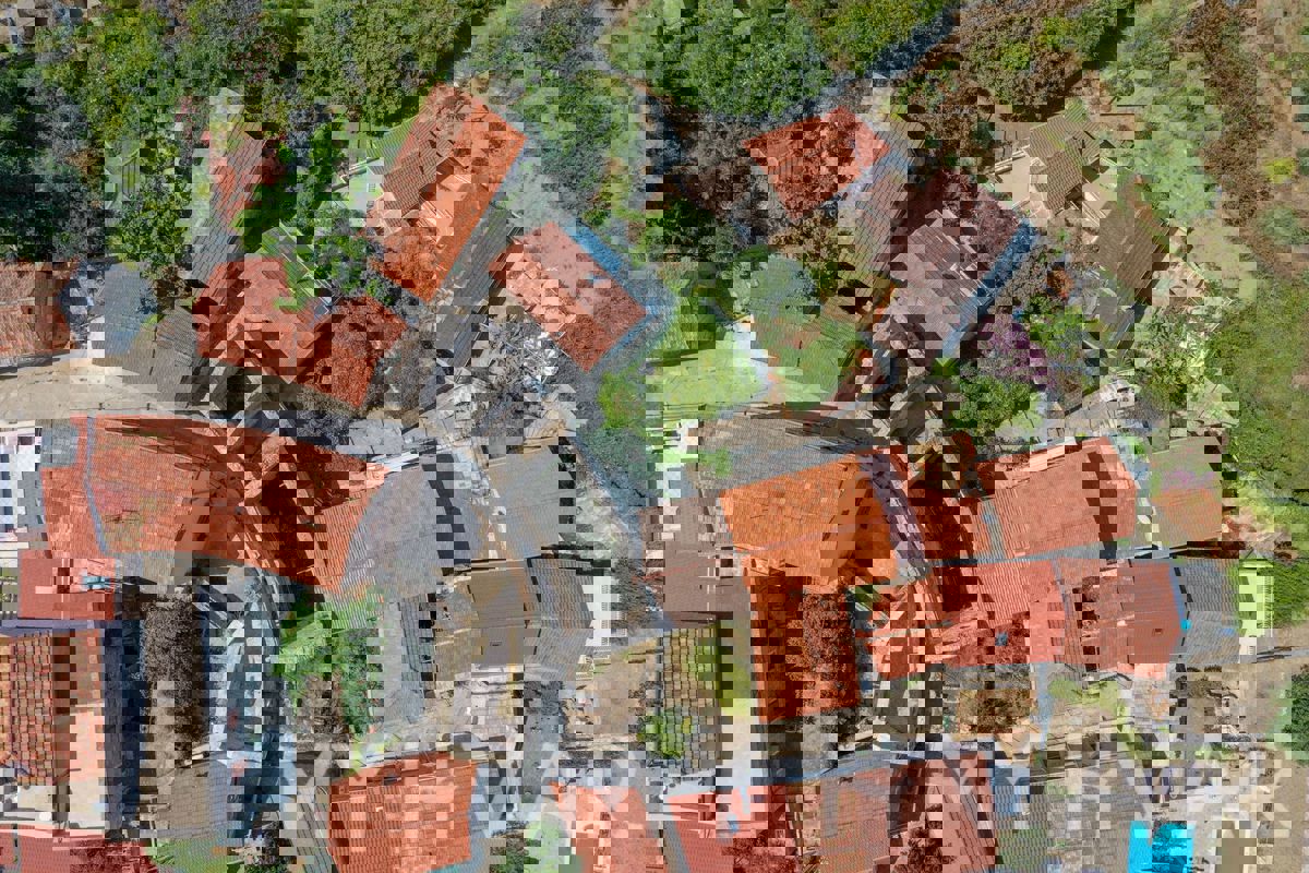 Rovina a quattro piani con cisterna adiacente