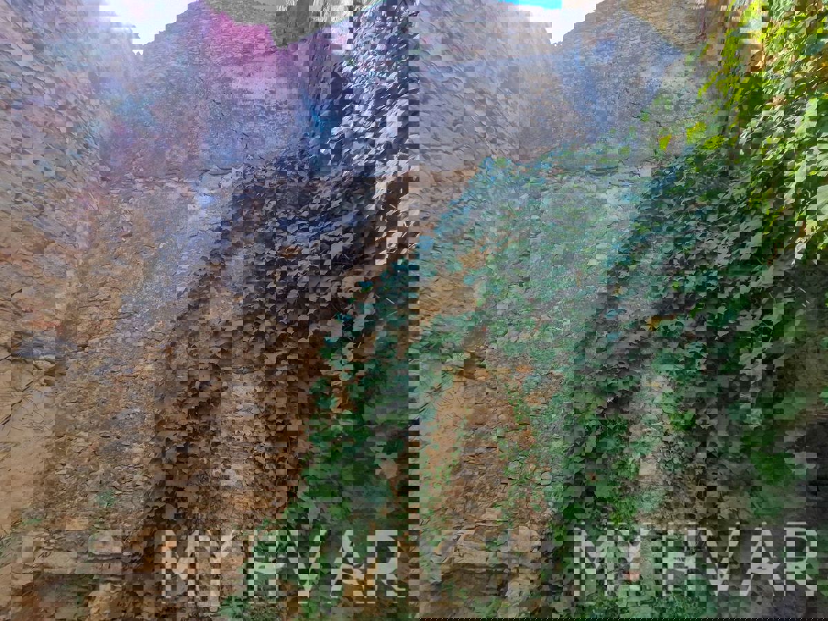 Rovina a quattro piani con cisterna adiacente