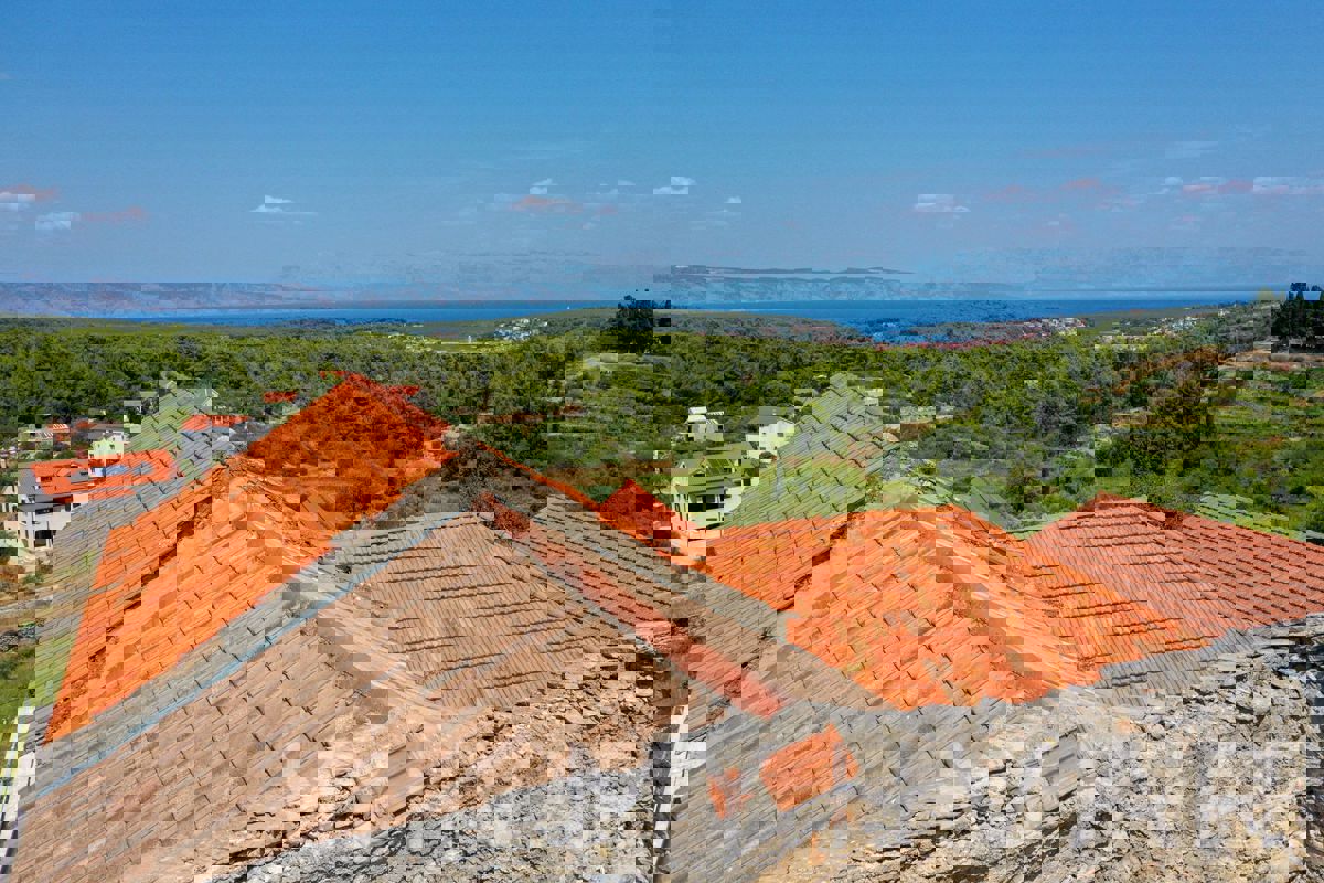 Rovina a quattro piani con cisterna adiacente