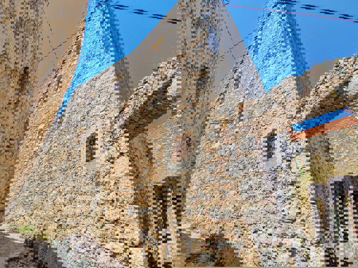 Rovina a quattro piani con cisterna adiacente