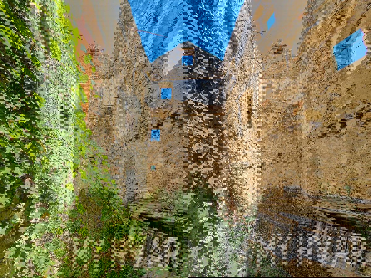 Rovina a quattro piani con cisterna adiacente