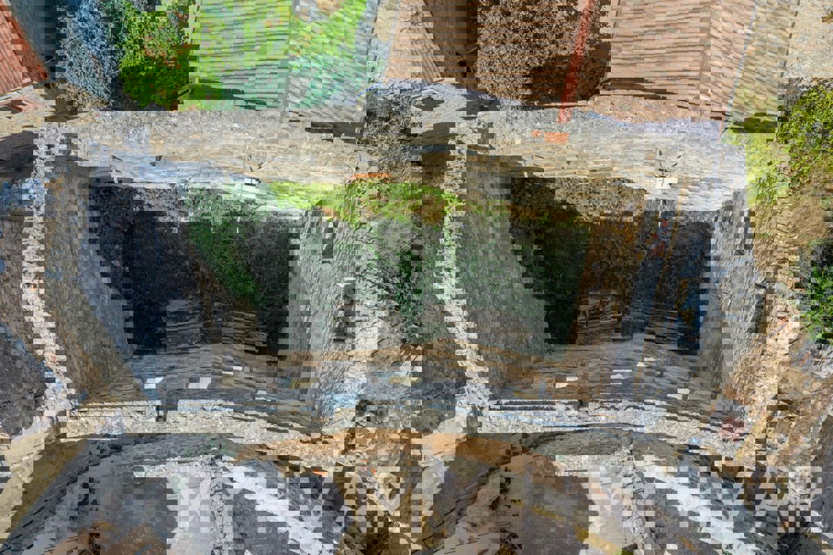 Rovina a quattro piani con cisterna adiacente