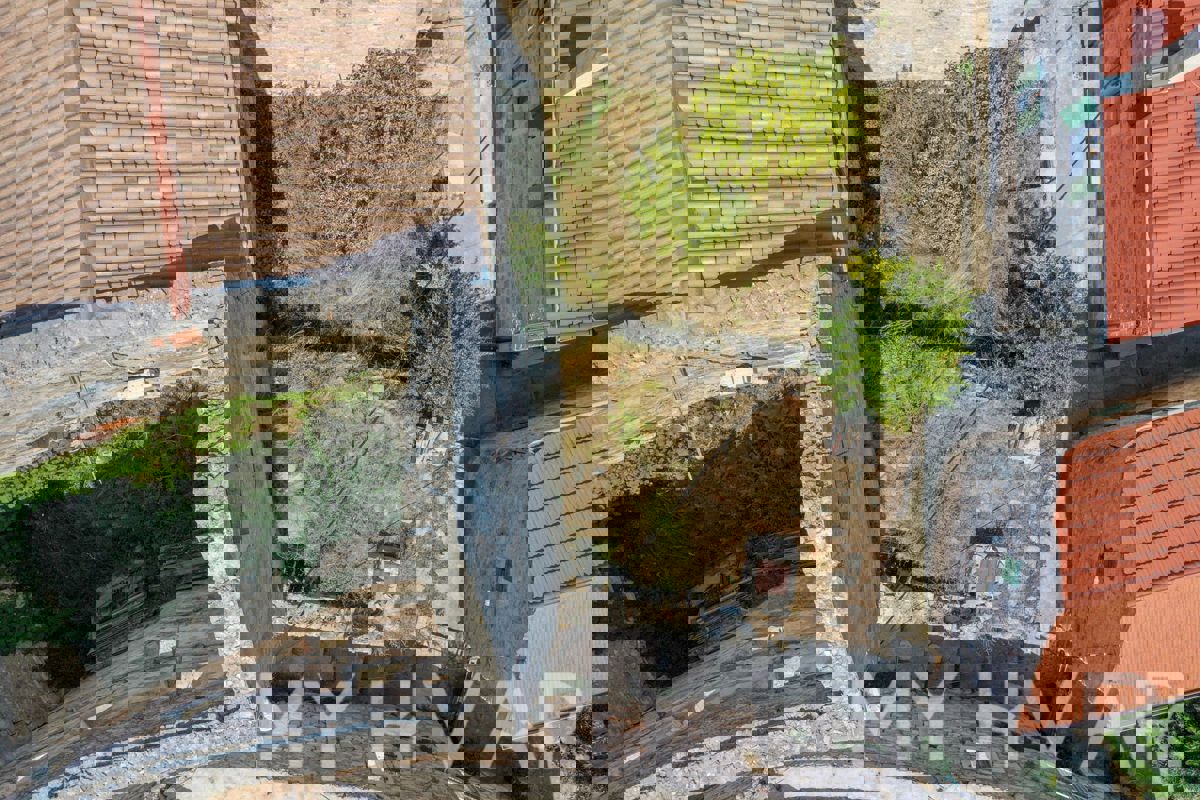 Rovina a quattro piani con cisterna adiacente