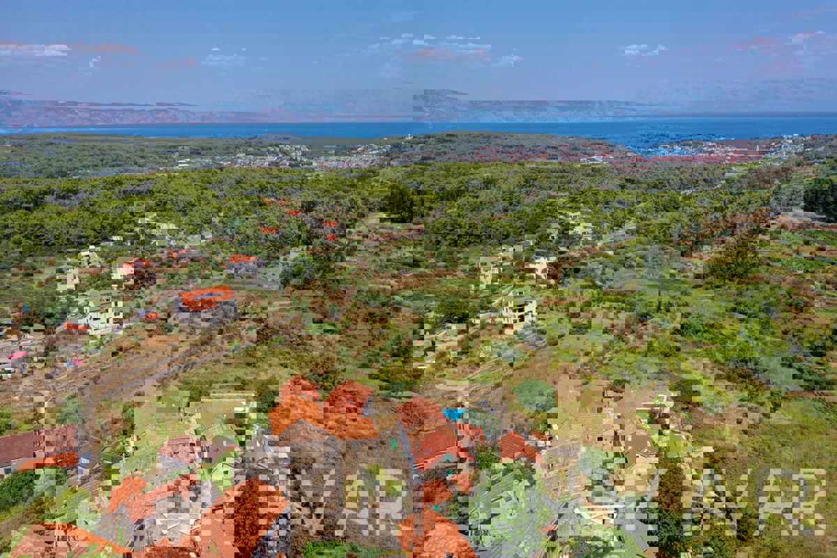 Rovina a quattro piani con cisterna adiacente