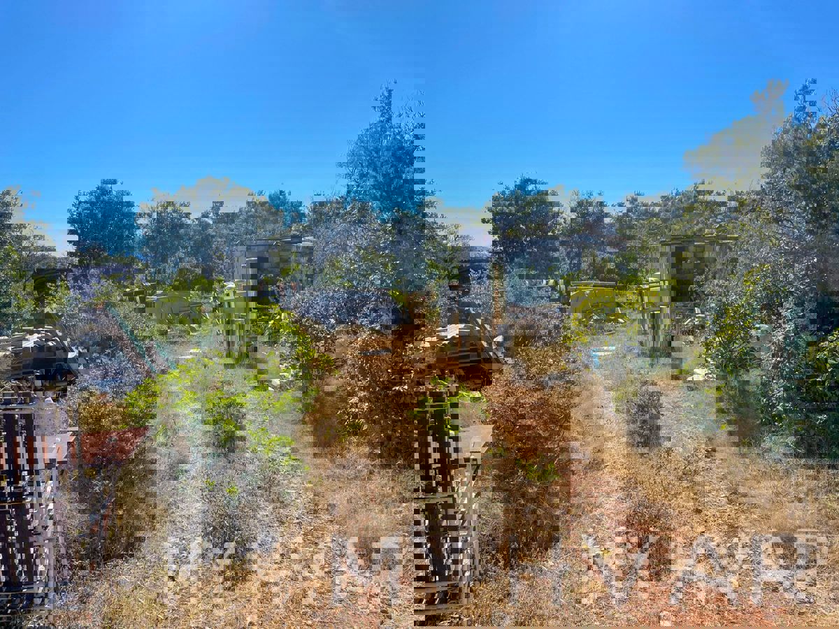 Casa in pietra con terreno agricolo circostante