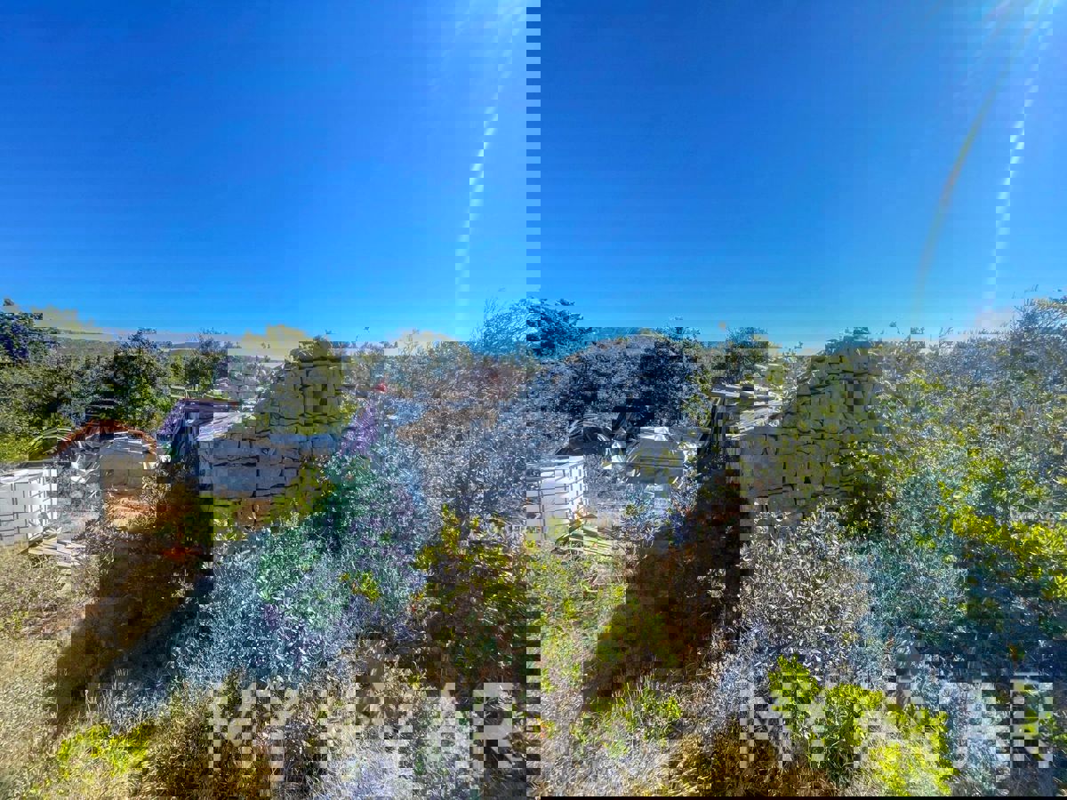 Casa in pietra con terreno agricolo circostante