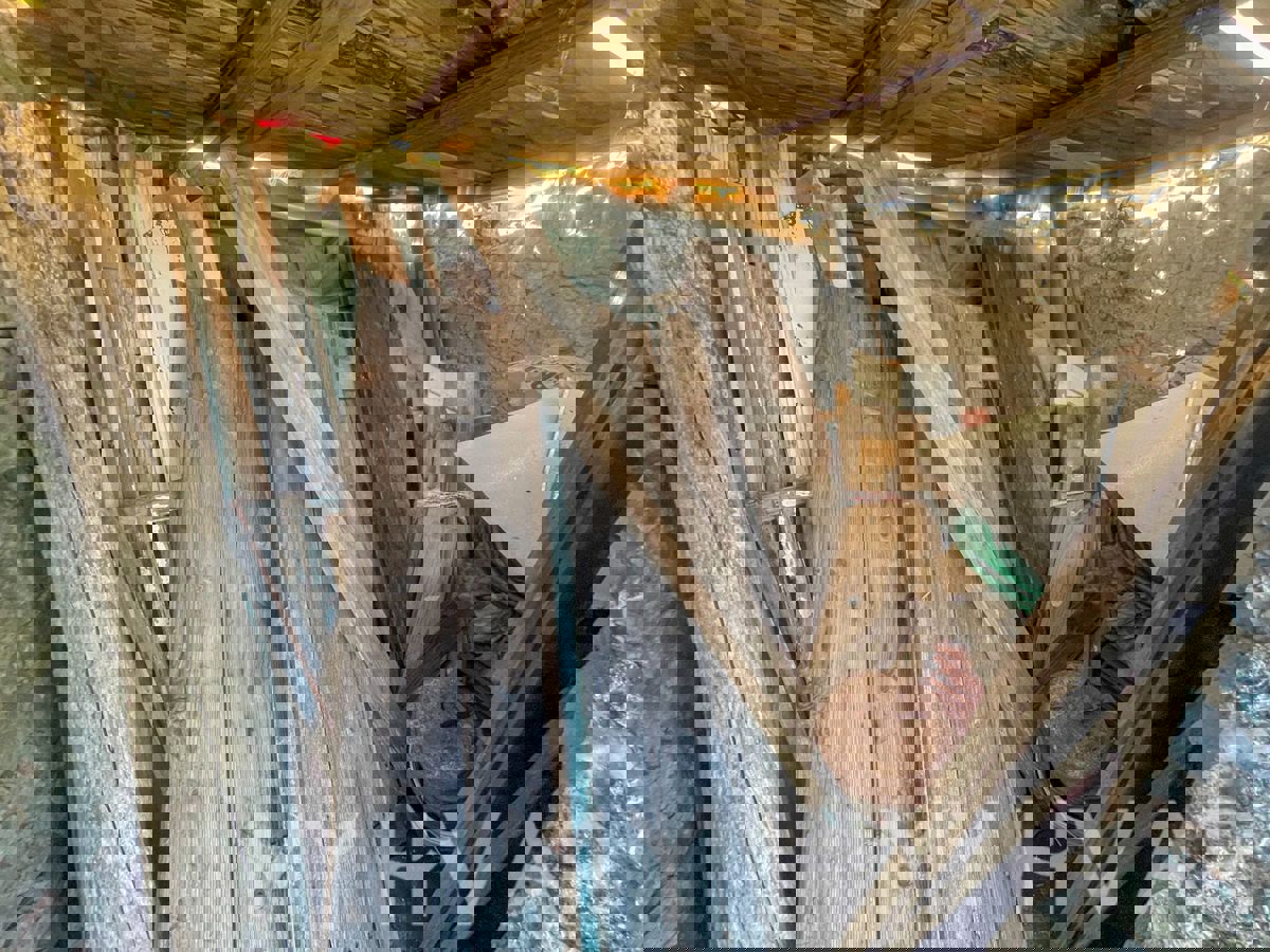 Casa in pietra con terreno agricolo circostante