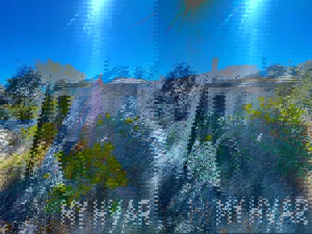 Casa in pietra con terreno agricolo circostante