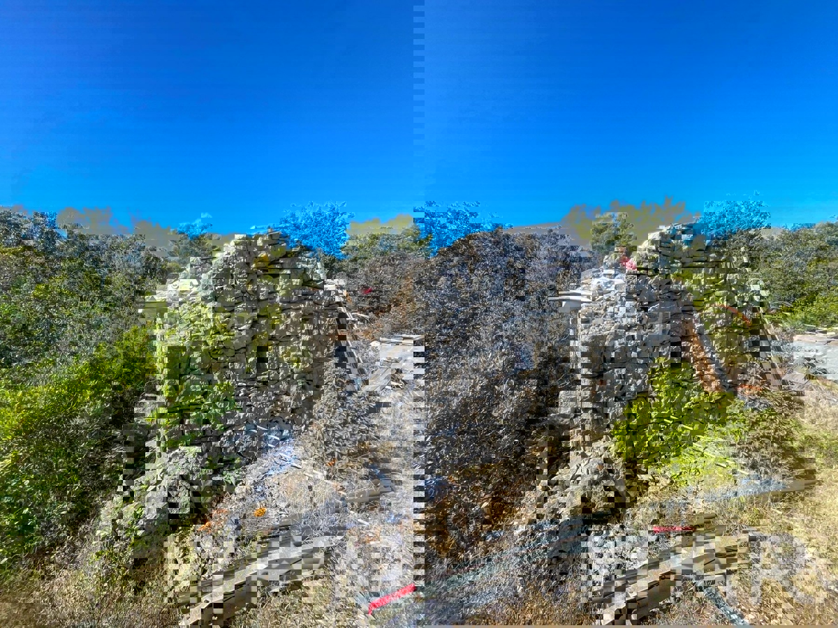 Casa in pietra con terreno agricolo circostante