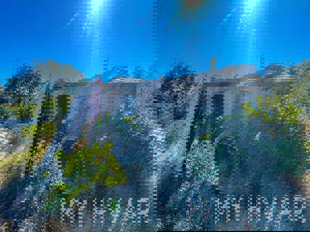 Casa in pietra con terreno agricolo circostante