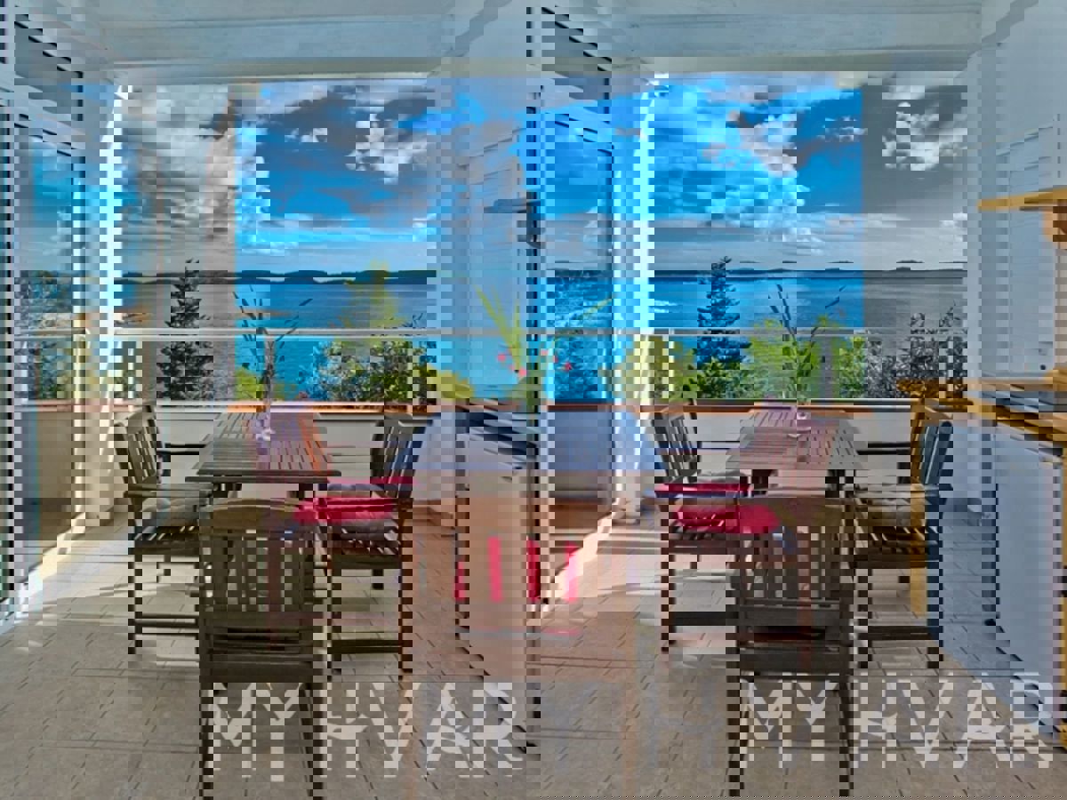 Casa con spiaggia privata nella città di Hvar